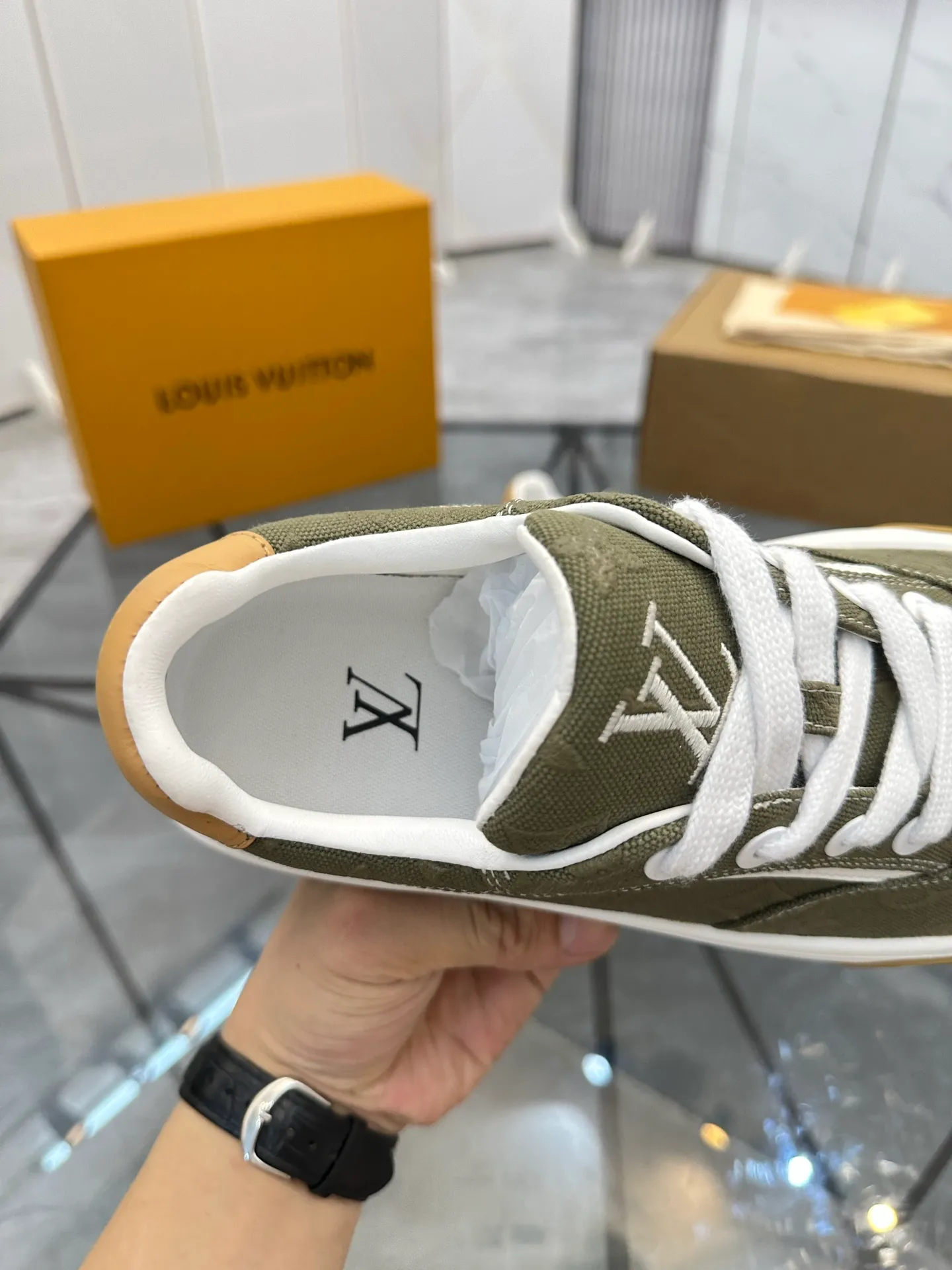 Men's shoes for sale 💰: 💰P660¥ Top quality Comes with airplane case Product trademark: LV* "Louis Vuitton*" low-top casual shoes Regular size: 35-44 (can be customized to 45) Couple style Product materials: imported nubuck leather upper, sheepskin lining, original outsole. Number: 819